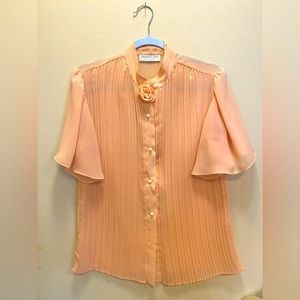 60’s secretary blouse with flower accent 🌸